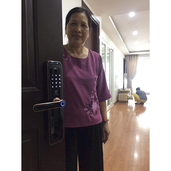 Nhà có trẻ nhỏ và người già có nên sử dụng khóa cửa thông minh ?
