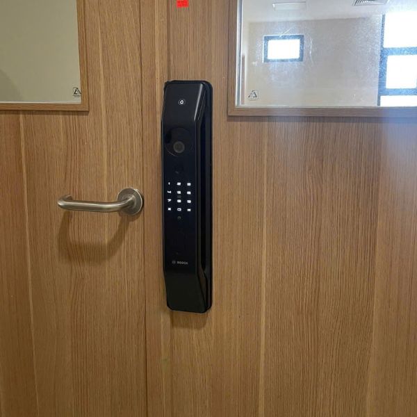 Khóa cửa Bosch FU6 PLUS Face id màu đen