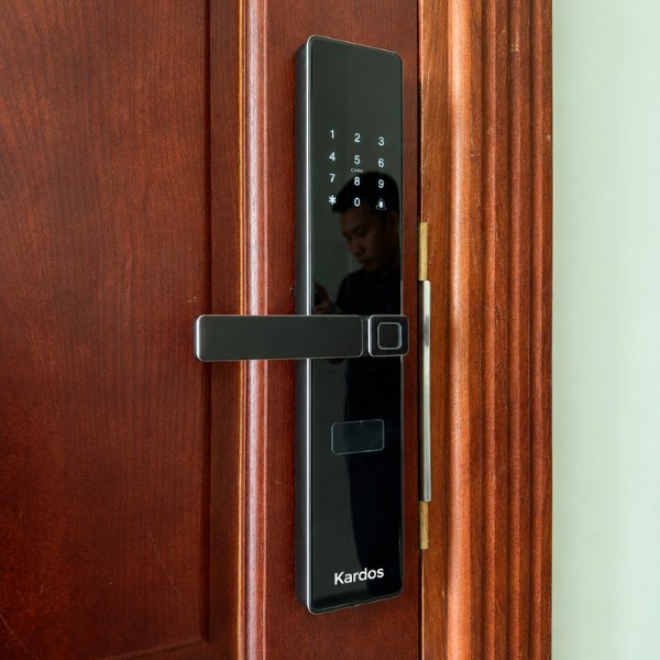Khóa cửa vân tay Kardos SmartLock Q5 CNC Đen