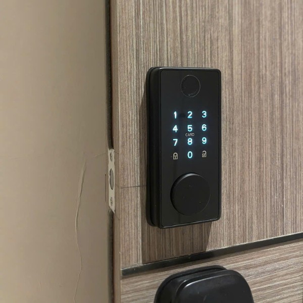 Khóa cửa phụ TTLOCK màu Đen